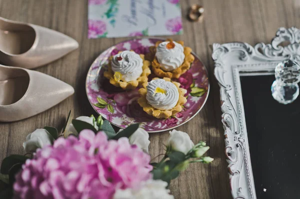 Cream cakes in the middle of the table with flowers 9635. — Stock Photo, Image