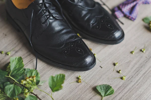 Kemer, kravat, Ayakkabı ve 9645 masada bir yaka çiçeği. — Stok fotoğraf