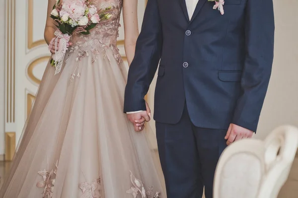 The couple at the ceremony holding hands tightly 9648. — Stock Photo, Image