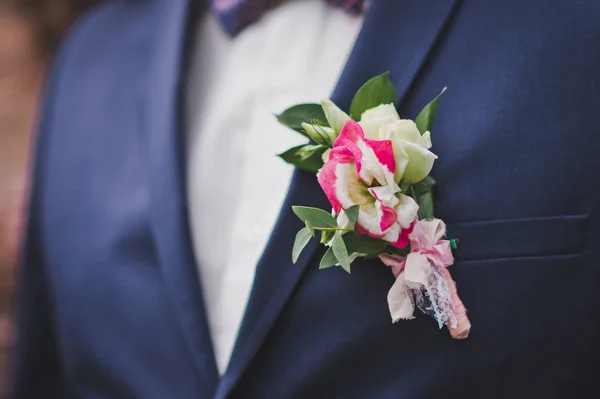 A boutonniere on the lapel of the groom 9654. — Stock Photo, Image