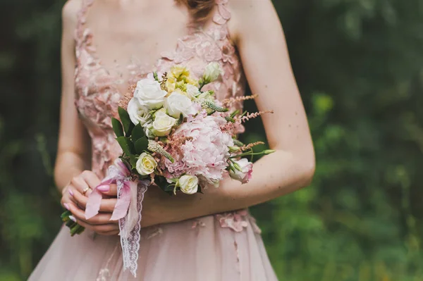 Букет в руках невесты в мягком бежевом платье 9655 . — стоковое фото