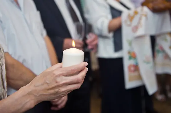 Ett tjockt ljus i händerna 9668. — Stockfoto