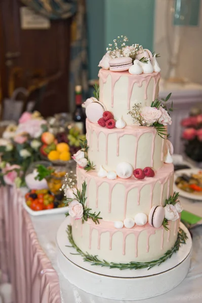 Şık düğün pastası çilek ve kabukları 9672 dekore edilmiş. — Stok fotoğraf