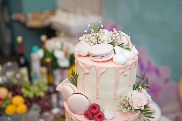 Шикарний весільний торт, прикрашений ягодами та мушлями 9673 . — стокове фото