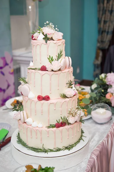 Eine riesige vierschichtige Hochzeitstorte 9675. — Stockfoto