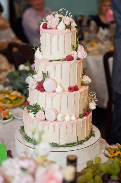 Un énorme gâteau de mariage à quatre couches 9679 . — Photo