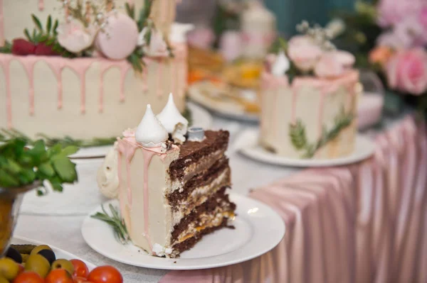 El proceso de servir a los invitados pastel en la boda 9688 . —  Fotos de Stock