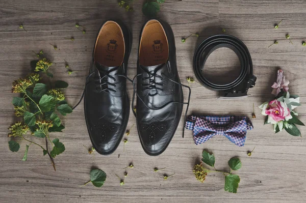 Belt, tie, shoes and a boutonniere on the table 9694. — Stock Photo, Image
