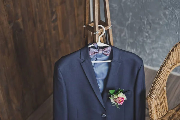 Suit on a hanger in the room before the wedding 9697. — Stock Photo, Image