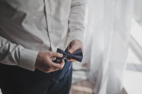 Bow tie in mens hands 9699. — Stock Photo, Image