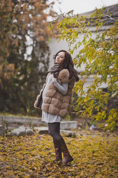 Portréja egy terhes lány őszi séta a Park 9713. — Stock Fotó