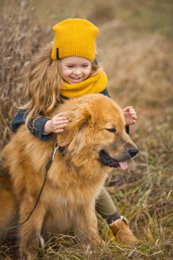 Çocuk oyun ve büyük bir kırmızı köpek 9766 yüzünü okşayarak