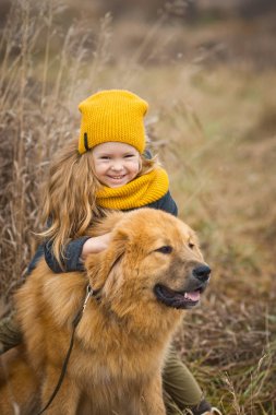 Küçük kız büyük tüylü köpek 9767 kadar palan.