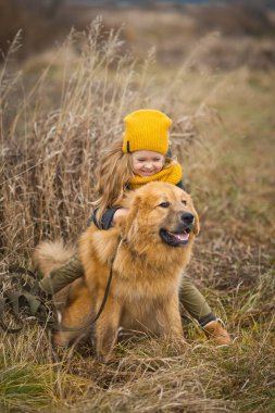 Küçük kız büyük tüylü köpek 9768 kadar palan.