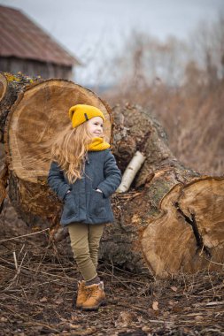 9799 düşmüş bir ağaç arka plan üzerinde bir çocuk portresi.