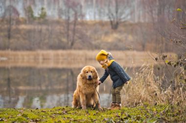 Bir çocukla 9810 gölde büyük bir köpek yürüyüş.
