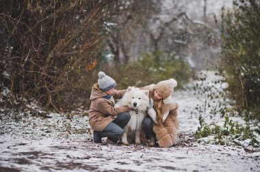 Bir erkek ve bir kız yavaşça senin sevgili Samoyed 9844 sevişme.