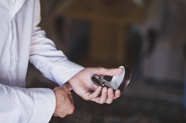 Adam bir kutu ile nikah yüzükleri 9983 tutuyor.