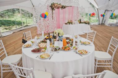 Beyaz masa yemekler 9996 çeşitli hizmet.