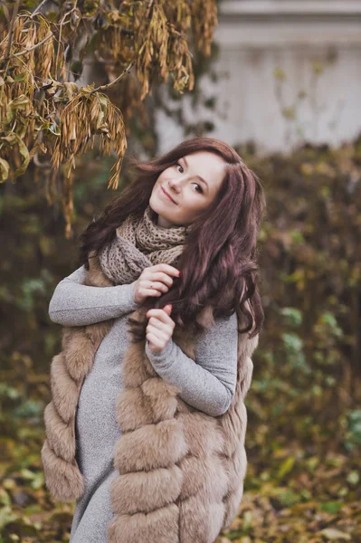 La muchacha en los últimos meses del embarazo entre el otoño que se desvanece —  Fotos de Stock