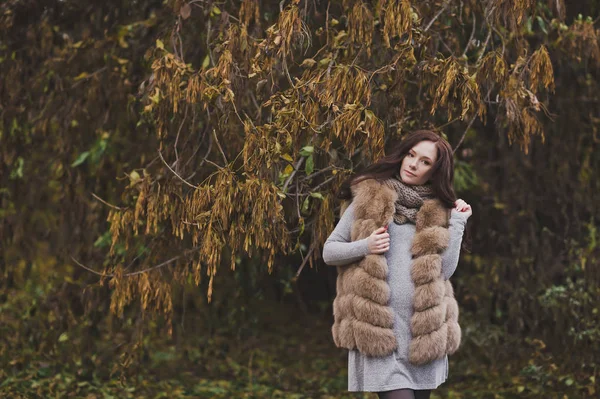 Dívka v posledních měsících těhotenství mezi slábnoucí podzim — Stock fotografie