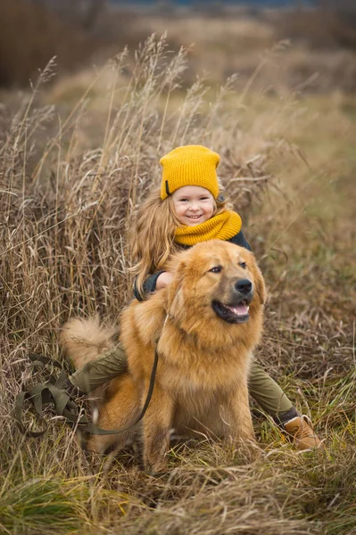 L'enfant est monté à cheval sur son grand chien de garde 9770 . — Photo