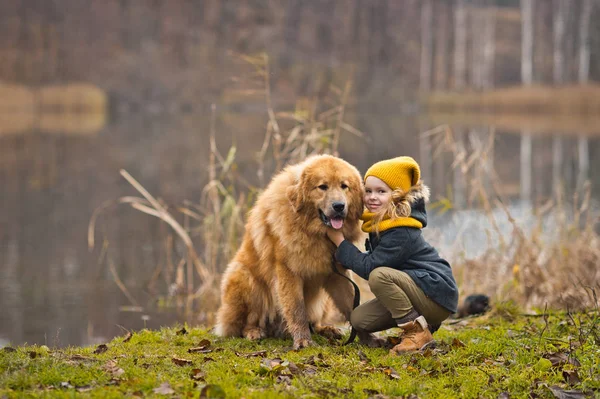 Chica jugando con un gran perro guardián en el lago de otoño 9815 . —  Fotos de Stock