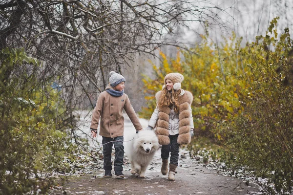 Promenade d'automne enfants en compagnie du chien Samoyed 9837 . — Photo