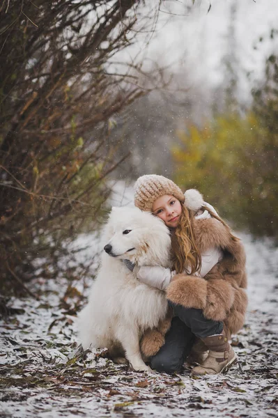La fille caressant le chien sur la promenade à la fin de l'automne 9856 . — Photo