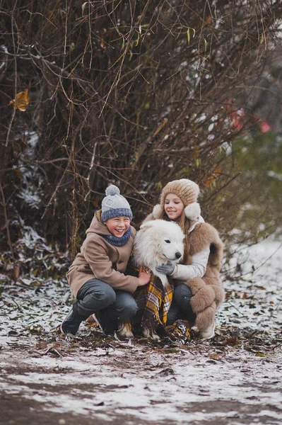 Kinderen lopen in de herfst Park met zijn geliefde hond 9869. — Stockfoto