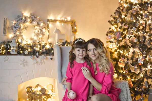 Retrato de Navidad familiar junto a la chimenea y comió el ingenio decorado — Foto de Stock