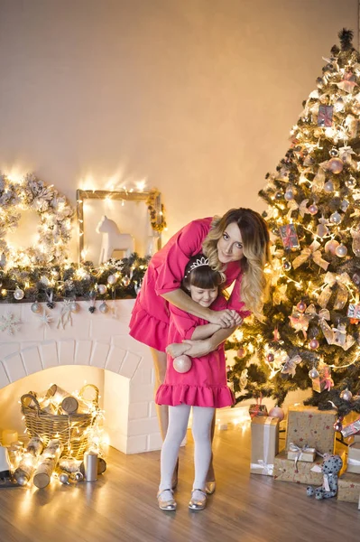 Retrato de Natal de família junto à lareira e comeu sagacidade decorada — Fotografia de Stock