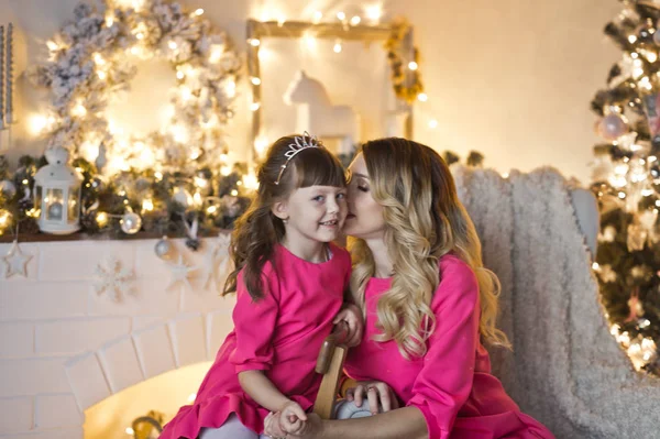 Mãe com sua filhinha em decorações de Natal 9902 . — Fotografia de Stock