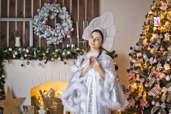 Retrato de una doncella de nieve en el año nuevo decorado t de Navidad —  Fotos de Stock