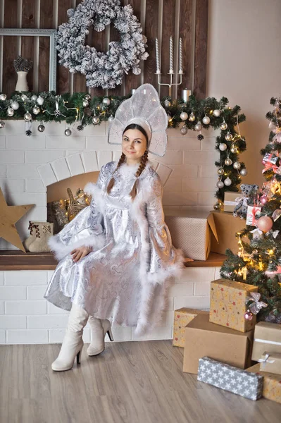 A menina vestida como a neta de Donzela de neve de Papai Noel — Fotografia de Stock