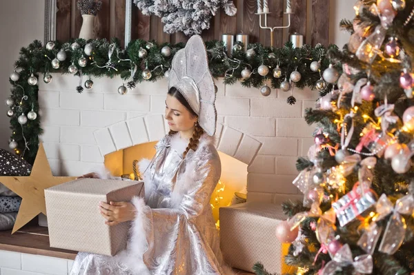 Dziewczyna ubrana jak śnieg panieńskie wnuczka Świętego Mikołaja — Zdjęcie stockowe