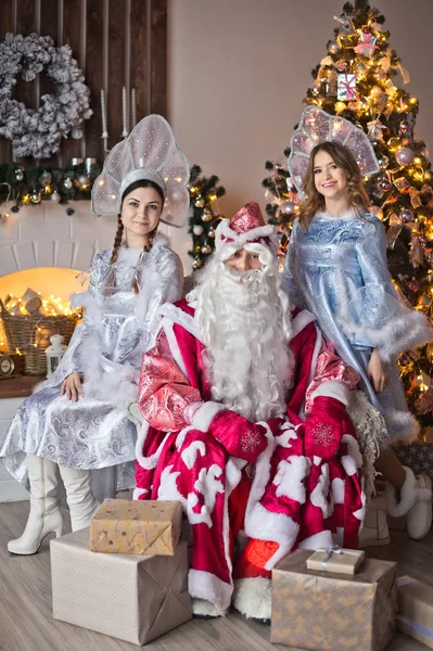 Retrato dos animadores em trajes de Papai Noel e neve ma — Fotografia de Stock