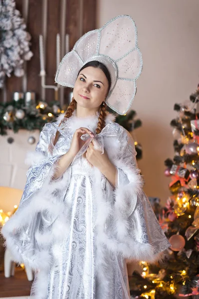 Retrato de una niña en un traje de plata de la reina de la nieve. 9957 —  Fotos de Stock