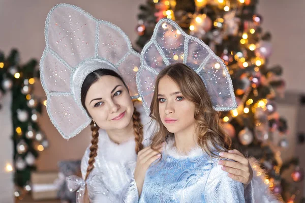 Retrato dos animadores meninas em trajes fabulosos 9960 . — Fotografia de Stock