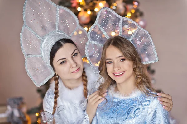 Estúdio retrato de duas meninas bonitas em trajes fabulosos 9962 — Fotografia de Stock