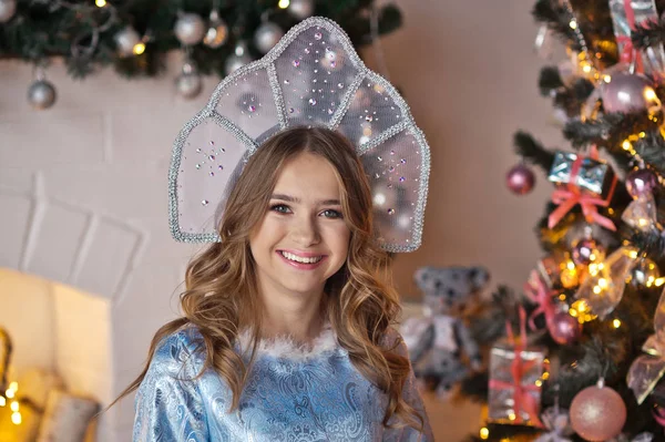 クリスマス衣装 9965 で幸せな笑みを浮かべて少女の肖像画. — ストック写真