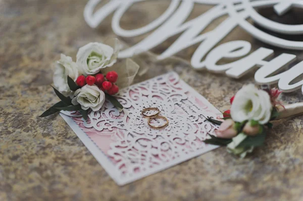Voorbereid voor de bruidegom sieraden en accessoires voor bruiloft cer — Stockfoto