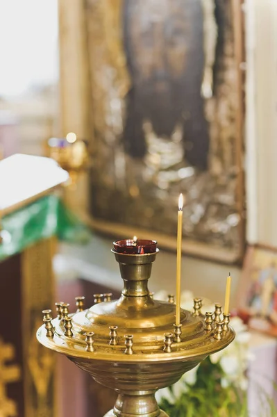 Stand pour une bougie devant l'icône dans l'église 6517 . — Photo