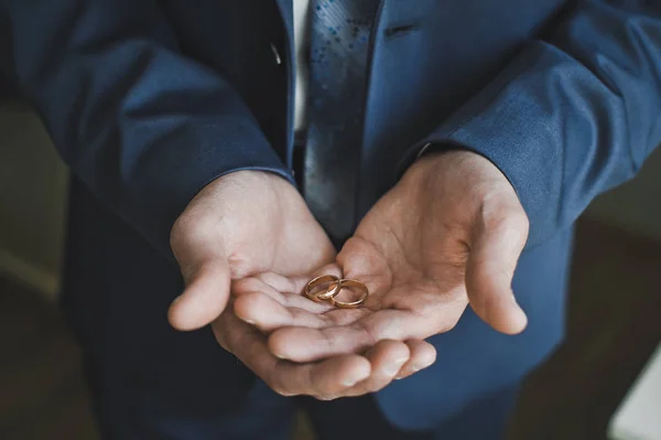 The ring in the hands of men 6529. — Stock Photo, Image