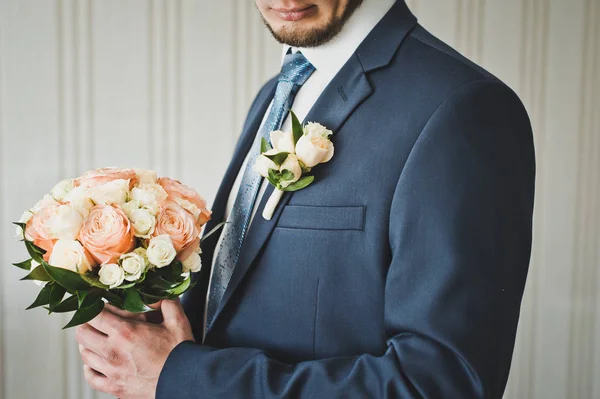 Bouquet of pink roses in the hands of men 6531. — Stock Photo, Image