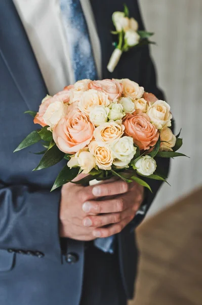 Boeket roze rozen in de handen van mannen 6530. — Stockfoto