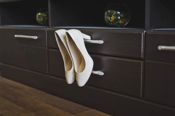 Chaussures blanches Bouton de Cabinet 6533 . — Photo