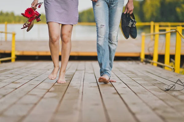 Passeggiata sul ponte pedonale al lago 6540 . — Foto Stock