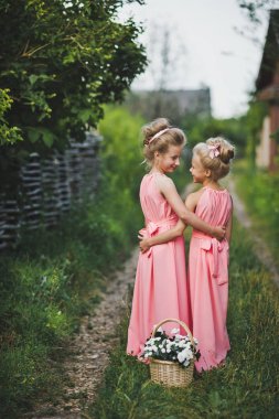 Bahçede 661 çocuk portre kız bir pembe elbise