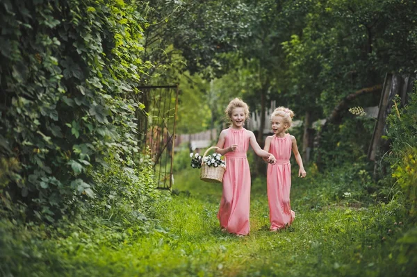 Uzun pembe önlük Bahçe sokakta 6583 yürüme çocuklarda. — Stok fotoğraf